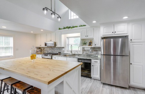 New Haven  Huron County House | Ohio Farmhouse Retreat w/Fire Pit & Patio