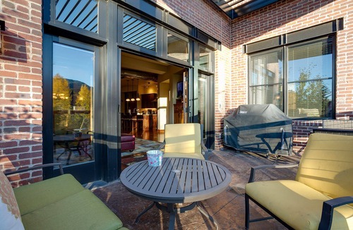 Downtown Steamboat Springs Condo | OL301 | Stunning Urban Loft | Downtown Location | Free City Bus | Views | A/C