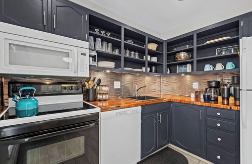 University Park Apartment | Old Town Condo Near CSU | Pool, Sauna, Gym & Bikes