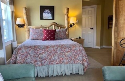 Colorado Springs Bed & Breakfast | Old Town Guesthouse B&B caters to adults for leisure travel, provides a unique Colorado romantic getaway for couples, welcomes wedding parties, families and reunions, and accommodates flexible schedules for business travelers.