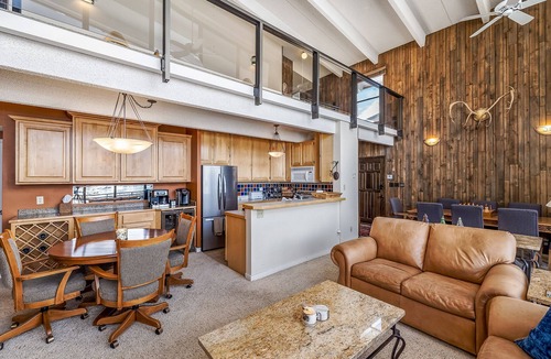 Dillon Condo | On Lake, 4 King Suites, Big Deck! Walk to Marina, Concerts, Events, Parks