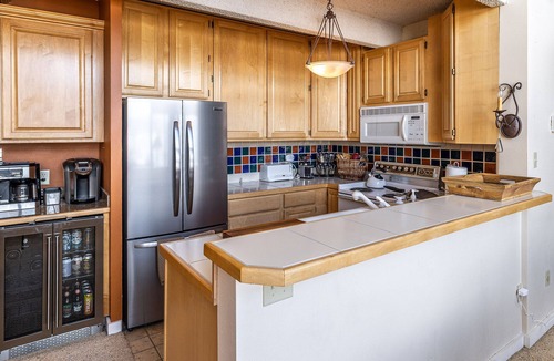 Dillon Condo | On Lake, 4 King Suites, Big Deck! Walk to Marina, Concerts, Events, Parks