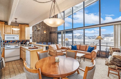 Dillon Condo | On Lake, 4 King Suites, Big Deck! Walk to Marina, Concerts, Events, Parks