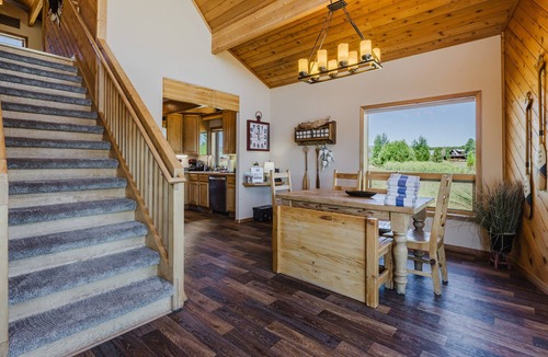 Lake Hatcher Park Cabin | On Lake Hatcher. Fish right from home. Hot Tub.