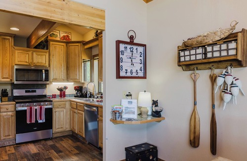 Lake Hatcher Park Cabin | On Lake Hatcher. Fish right from home. Hot Tub.
