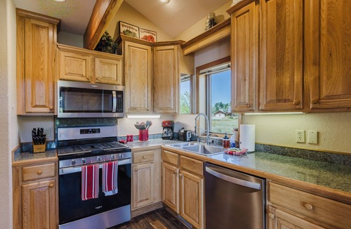 Lake Hatcher Park Cabin | On Lake Hatcher. Fish right from home. Hot Tub.