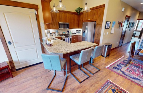 Silverthorne Condo | On River Trail! Elevator. Walk to Dining, Shops, Events, Theater, Weddings!