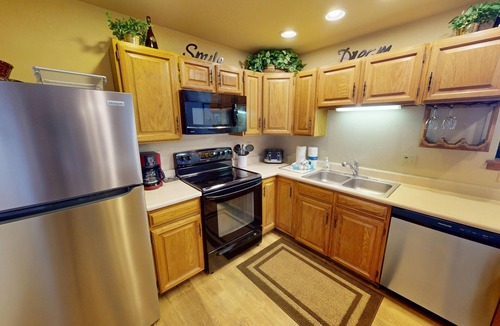 Mountain House Condo | On River Trail! Pool, Hot Tub, Elevator! Walk to Festivals, Dining, Shops