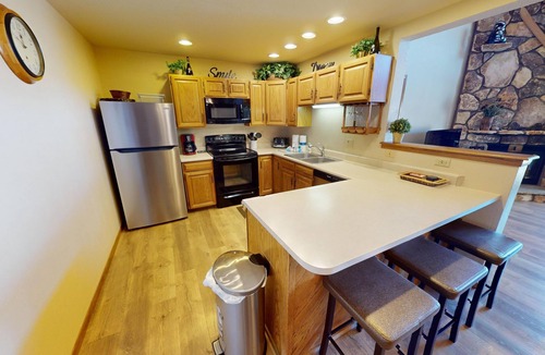 Mountain House Condo | On River Trail! Pool, Hot Tub, Elevator! Walk to Festivals, Dining, Shops