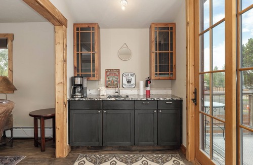 Fraser Cabin | One of a kind 5 bedroom cabin, downtown location,