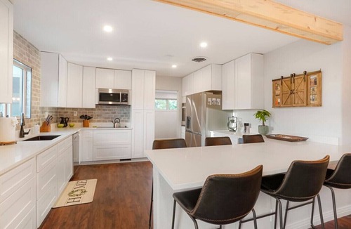 Berkley House | One of a Kind Home -HOT TUB, Pool Table & Fire Pit - 4 Mi to DT