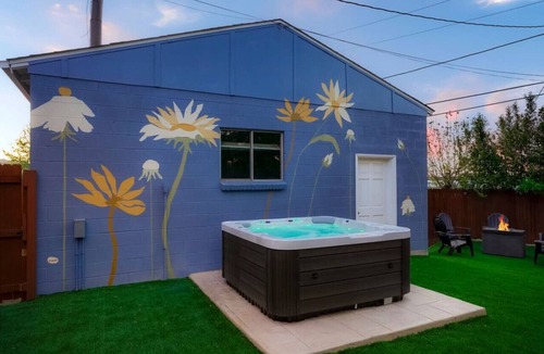 Berkley House | One of a Kind Home -HOT TUB, Pool Table & Fire Pit - 4 Mi to DT