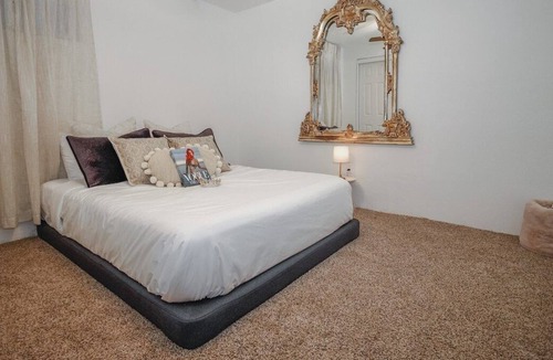 Nob Hill House | Oooh La Llama: Nob Hill + Pets + Fireplace + Wi-Fi