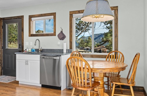 Estes Park Cabin | Osprey Cabin- Newly remodeled- Cabin-Amazing Views