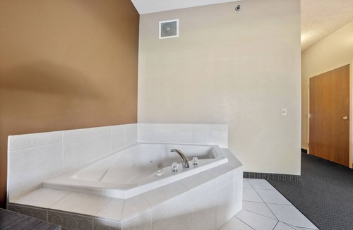 Put-in-Bay Hotel | Oversized Jetted Tub - King Lakeview Room
