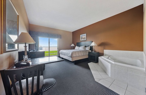 Put-in-Bay Hotel | Oversized Jetted Tub - King Lakeview Room