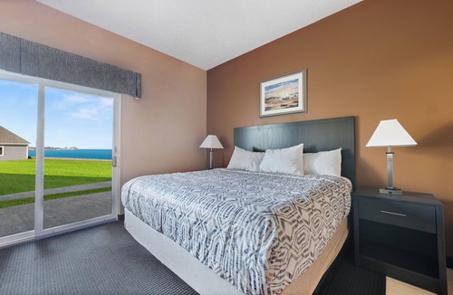 Put-in-Bay Hotel | Oversized Jetted Tub - King Lakeview Room