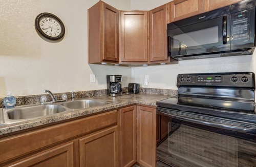 Southeast Colorado Springs House | Painted Sky Corporate Oasis-Mountain View-King Bed