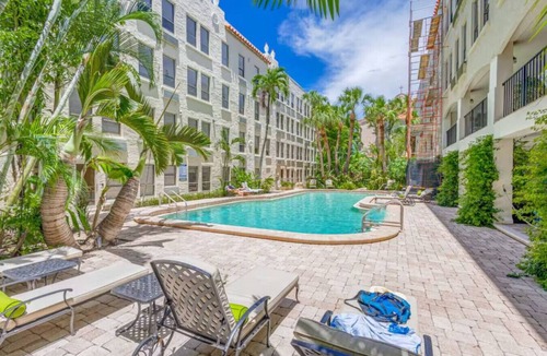 Palm Beach Apartment | Palm Beach Condo 5 Mins to Beach Heated Pool