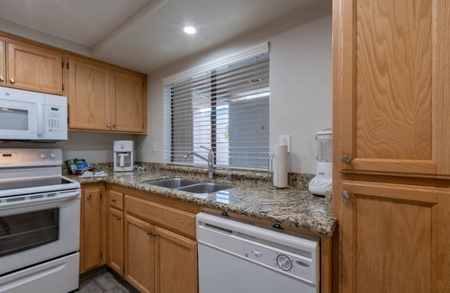 Baristo Hotel | Palm Springs Desert Gem! Outdoor Pool, Full Kitchen, Free Parking