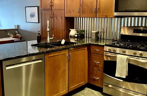Wildernest House | Panoramic Mountain Views with Modern Finishings, Private Hot Tub and Game Room