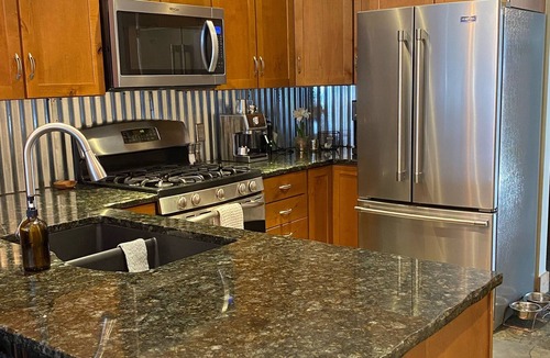 Wildernest House | Panoramic Mountain Views with Modern Finishings, Private Hot Tub and Game Room