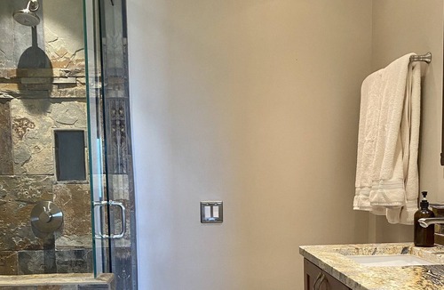 Wildernest House | Panoramic Mountain Views with Modern Finishings, Private Hot Tub and Game Room
