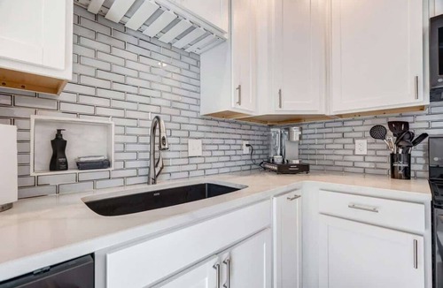Central Colorado Springs House | Panoramic Point - Downtown King Full Kitchen