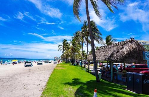 Deerfield Beach House | Paradise Awaits! Beach, King Bed, Private Yard & Workspace