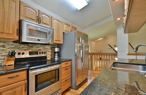 Park Forest Estates Apartment | Park Forest Deer Trail Townhome: Hot Tub, On Shuttle Route