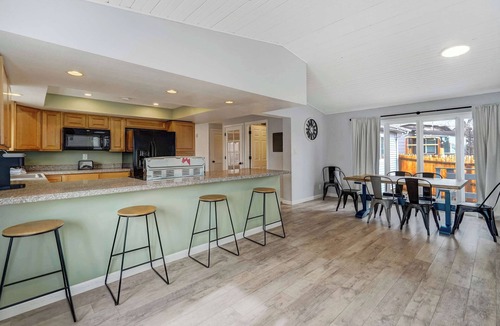 Monument House | Parkside Estate! House & Cottage w/2 Hot Tubs