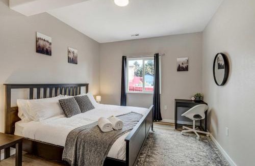 Monument House | Parkside Ridge Cozy Escape w Hot Tub & Views