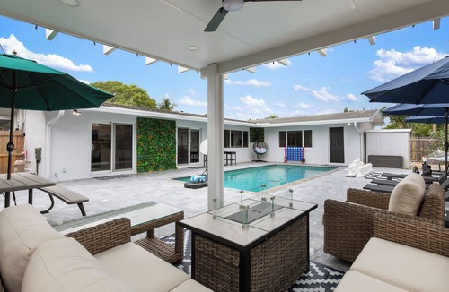 Garden Isles House | Parrot Paradise Retreat Pool Giant Chess