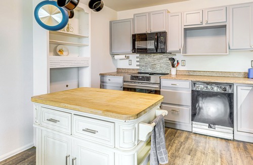 Pueblo West House | Patio & Mtn Views: Home 5 Mi to Pueblo Reservoir