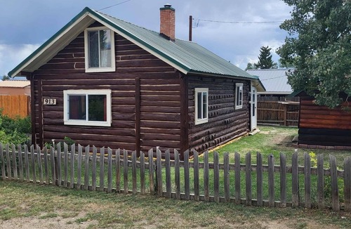 Walden Cabin | Payton's Place. A cozy cabin with private outdoor space pet friendly.