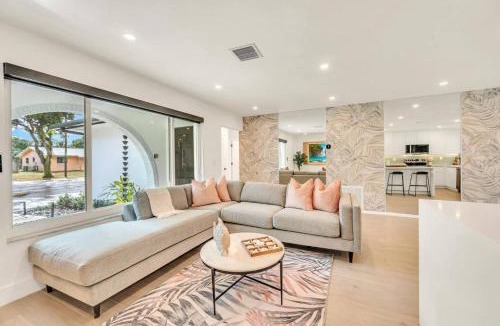 Plantation House | Peace, Pool, Golf and Sunshine, 15 Min to Beach