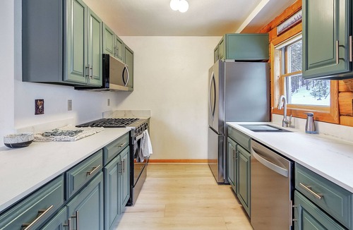 Granby Cabin | Peaceful 3-bedroom cabin 20 minutes to Winter Park Resort - hot tub, EV charger