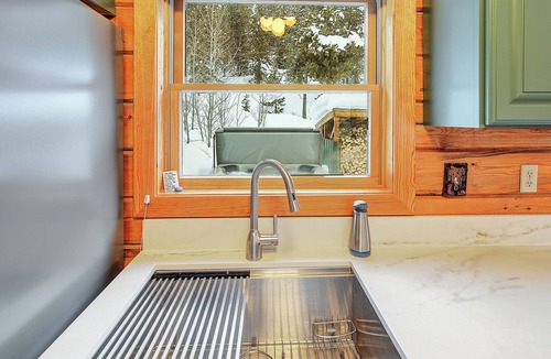 Granby Cabin | Peaceful 3-bedroom cabin 20 minutes to Winter Park Resort - hot tub, EV charger