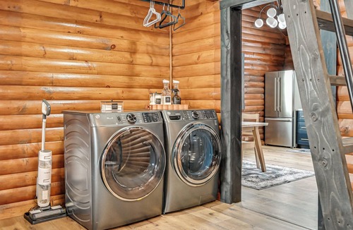 Dundee Cabin | Peaceful Cabin w/Hot Tub in Dundee: Dogs Welcome