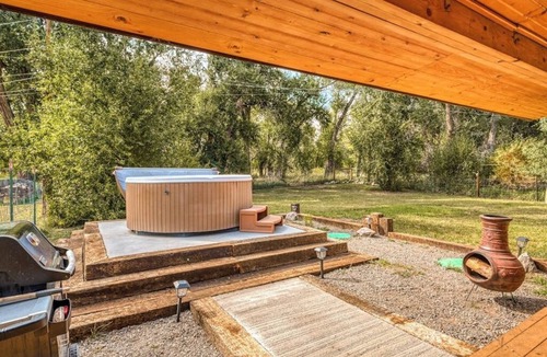 South Fork Cabin | Peaceful dog-friendly cabin with river views, WiFi, loft, and fireplace