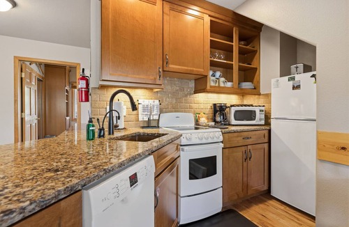 Fall River Estates Condo | Peaceful Fall River Suite Fireplace Close to RMNP
