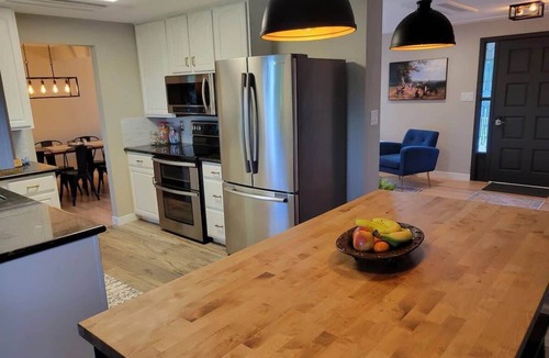 Broomfield House | Peaceful Farmhouse Retreat | Hot Tub | Sleeps 15