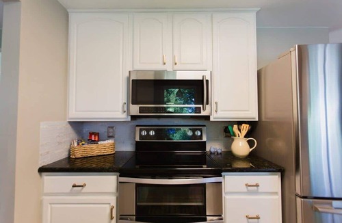 Broomfield House | Peaceful Farmhouse Retreat | Hot Tub | Sleeps 15