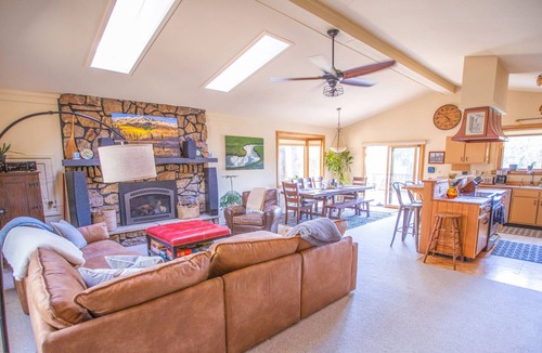 Colorado Springs House | Peaceful private 15 acres, hot tub & pond! Black forest - 25 mins from Springs