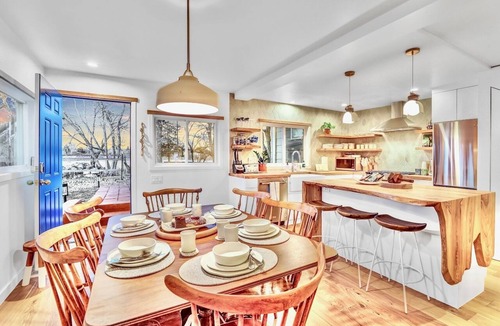 Hygiene House | Peaceful Ranch Retreat Overlooking Mustangs w/Full Kitchen & Fireplace