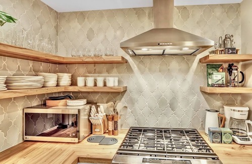 Hygiene House | Peaceful Ranch Retreat Overlooking Mustangs w/Full Kitchen & Fireplace