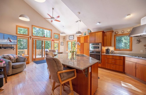 Breckenridge House | Peak 7, dog friendly fenced in yard, hot tub, pool table & dedicated work space