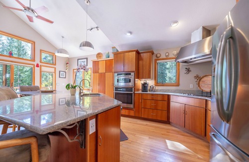 Breckenridge House | Peak 7, dog friendly fenced in yard, hot tub, pool table & dedicated work space