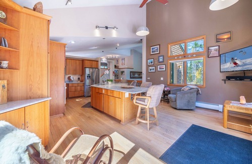 Breckenridge House | Peak 7, dog friendly fenced in yard, hot tub, pool table & dedicated work space