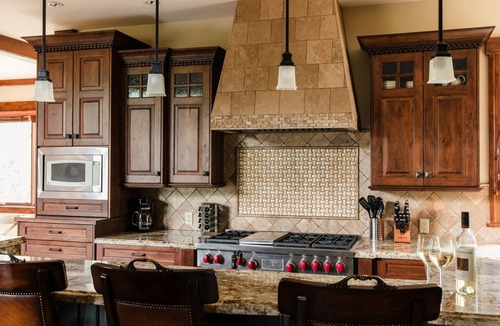 Christie Heights House | Peak 8 by AvantStay | Spacious Modern Cabin w/Hot Tub & Views